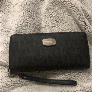 Michael Kors Wallet (continental wristlet)